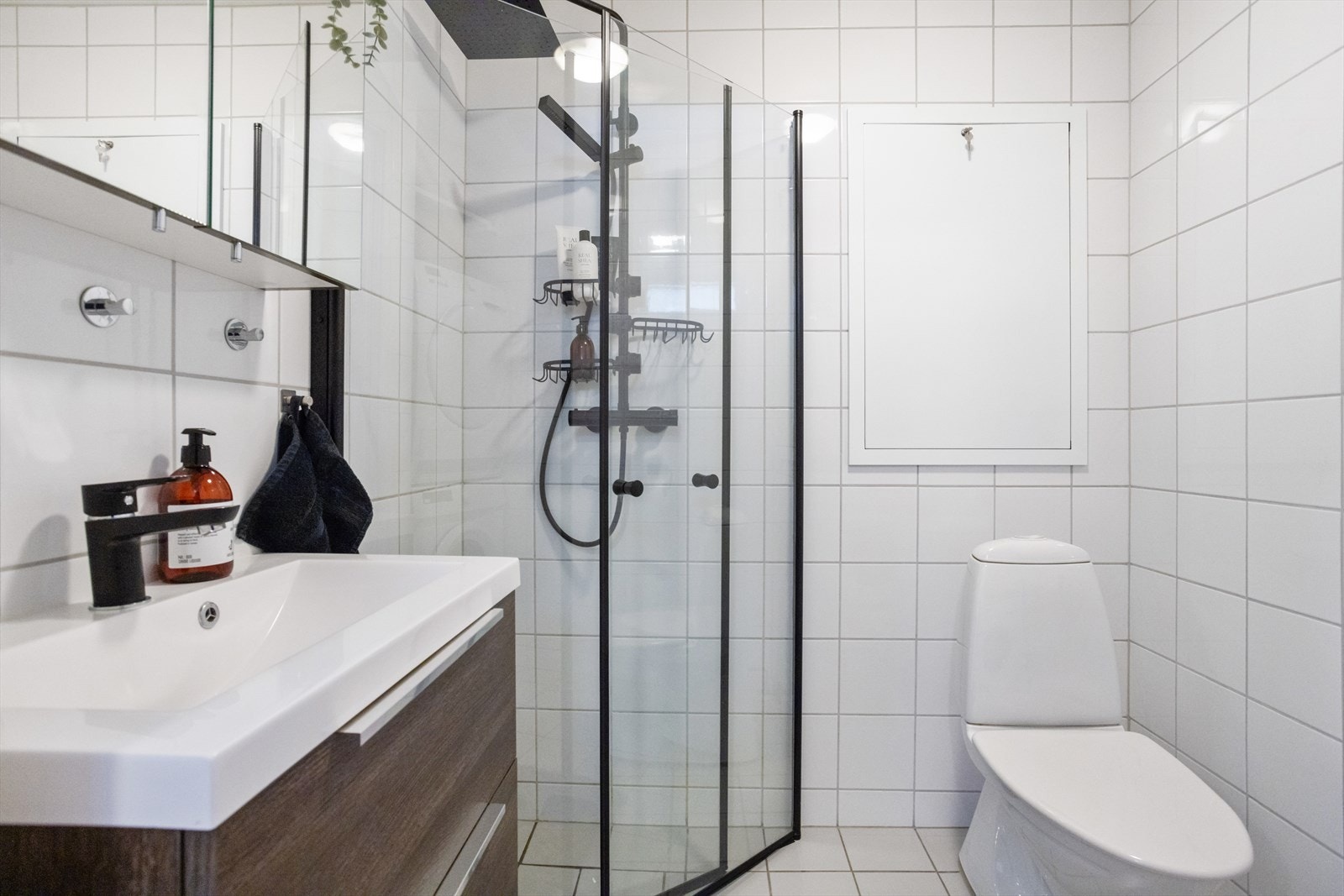 Baderomet er fra byggeåret og inneholder gulvmontert toalett, dusjdører av glass baderomsinnredning med servant. Galleribilde