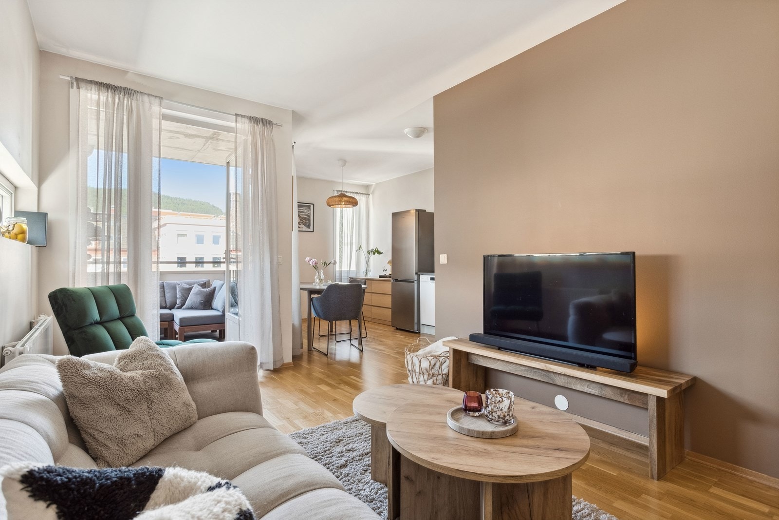 Stuen har nøytrale overflater, som gjør det enkelt å supplere med egne møbler og tekstiler Galleribilde