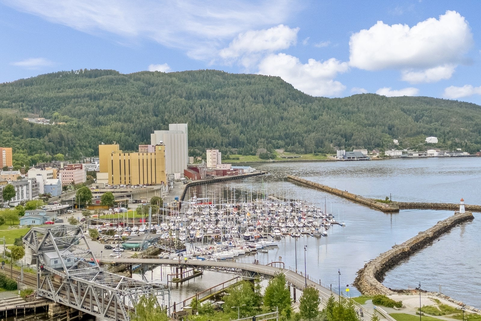 Den perfekte leiligheten for deg som ønsker å bo sentralt med gode bussforbindelser, butikker og parkområder like ved leiligheten. Galleribilde