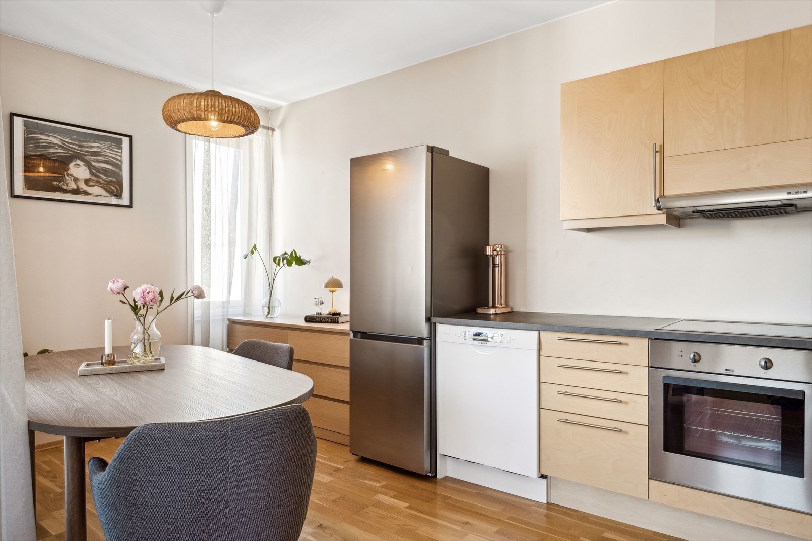 Leiligheten har en funksjonell kjøkkenløsning med god benk-og skapplass. Galleribilde