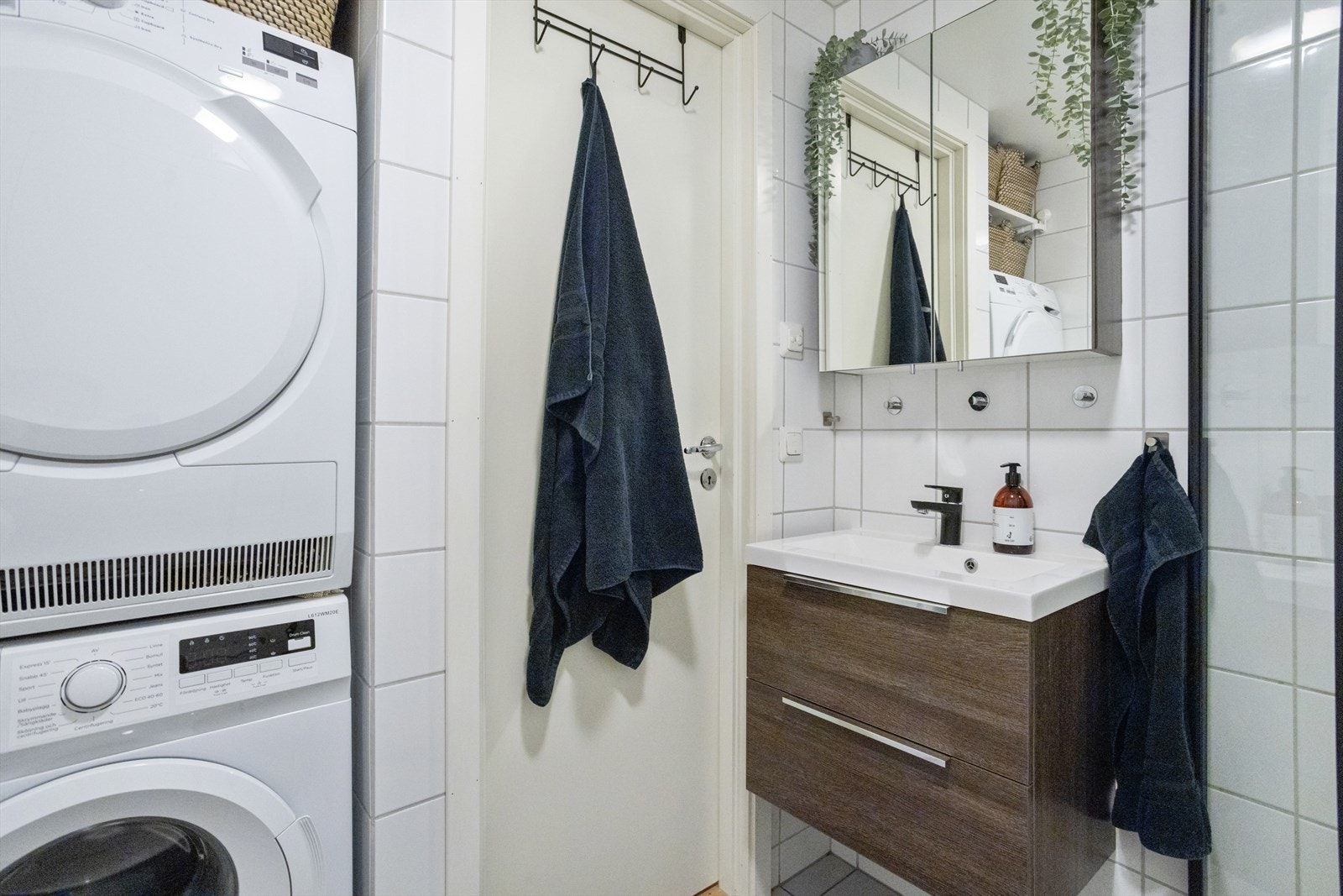 Ventil i himling er tilknyttet sentralavtrekk samt tilluft via spalte under dør. Det er og muligheter for å innrede med vaskemaskin. Galleribilde