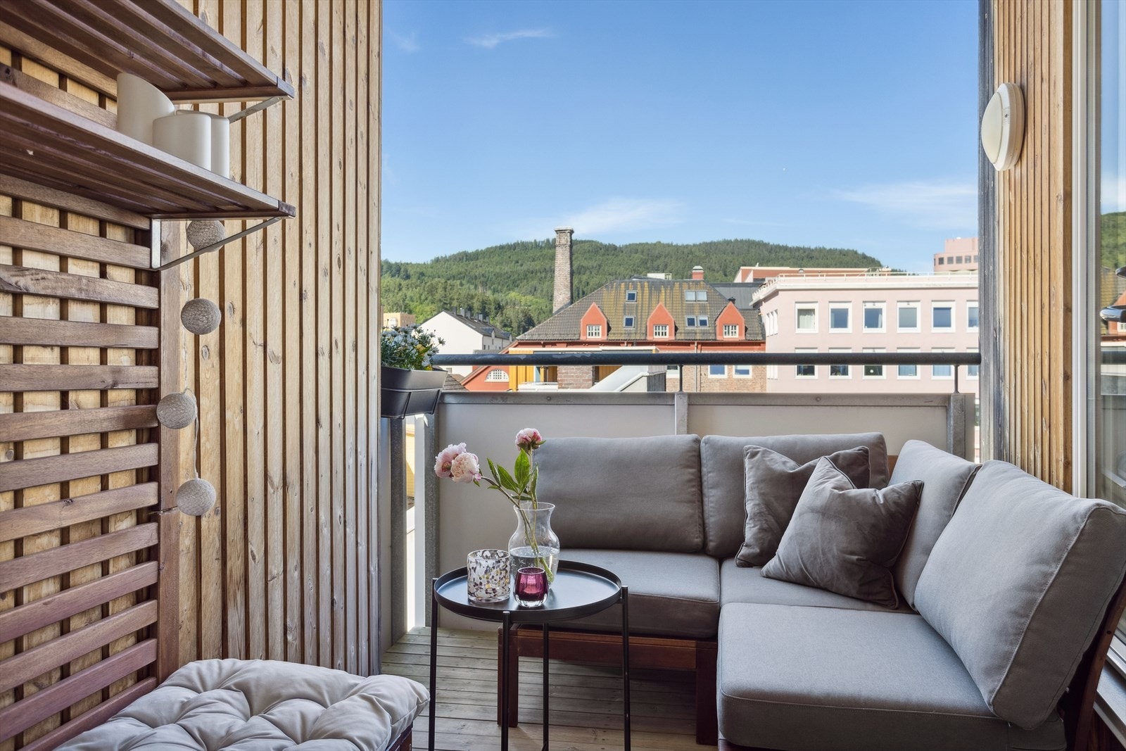 Balkongen er på ca. 4,5m² og har plass til en liten sofagruppe Galleribilde