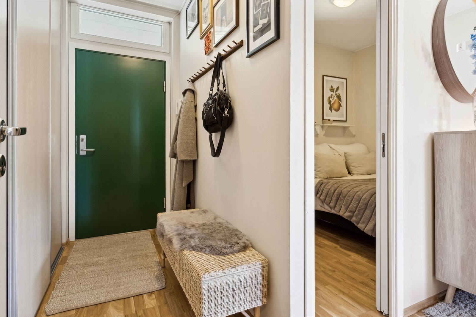 Leilighetens entré har et gulvareal på ca. 5 m² hvor man kommer direkte inn i stuen. Galleribilde