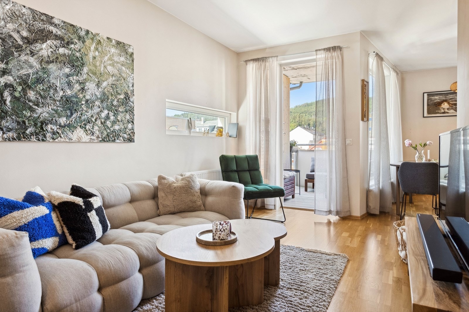 Fra stuen er det utgang til sjarmerende balkong Galleribilde