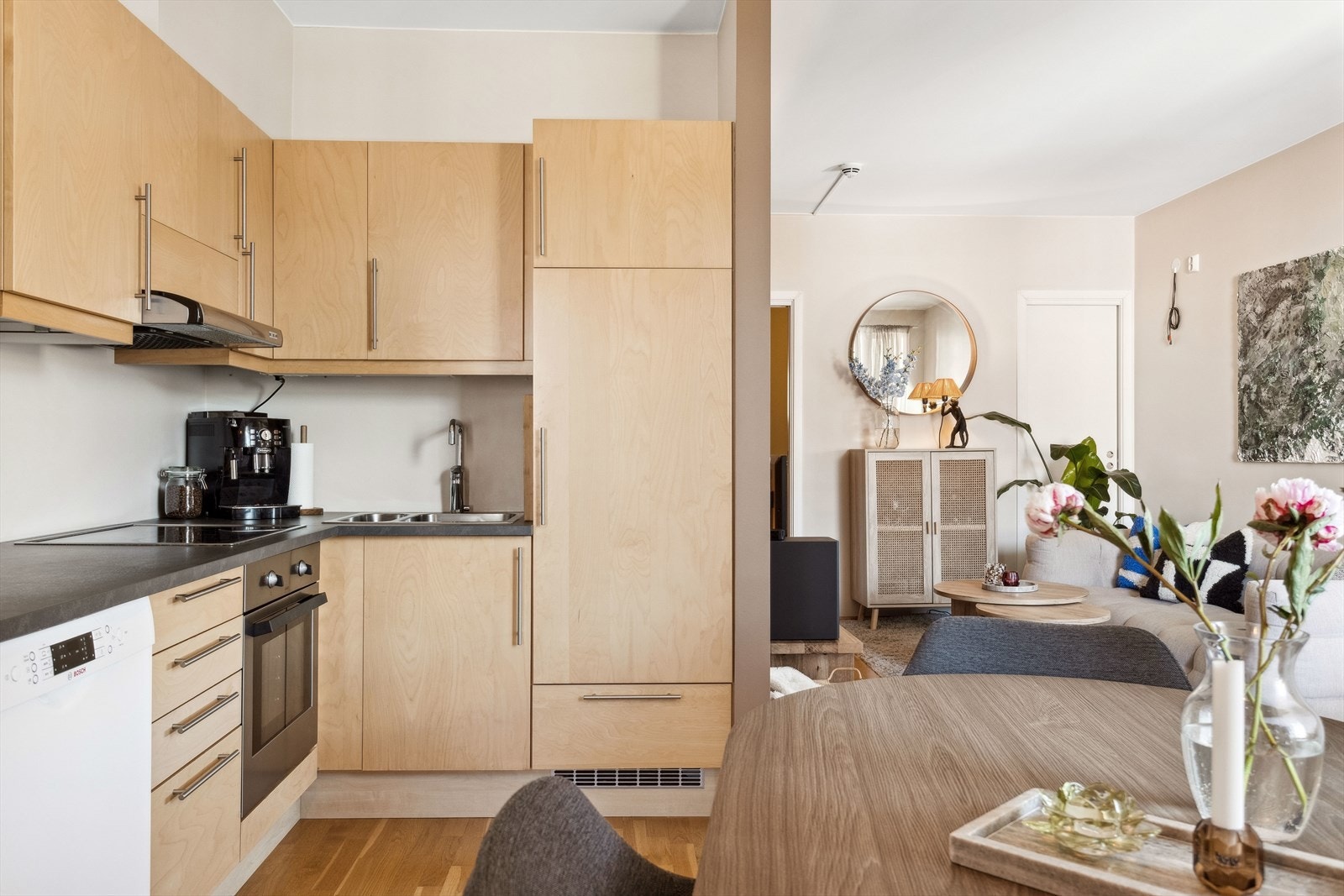 Det er et naturlig skille mellom stue og kjøkken, som gir flere soner i leiligheten Galleribilde