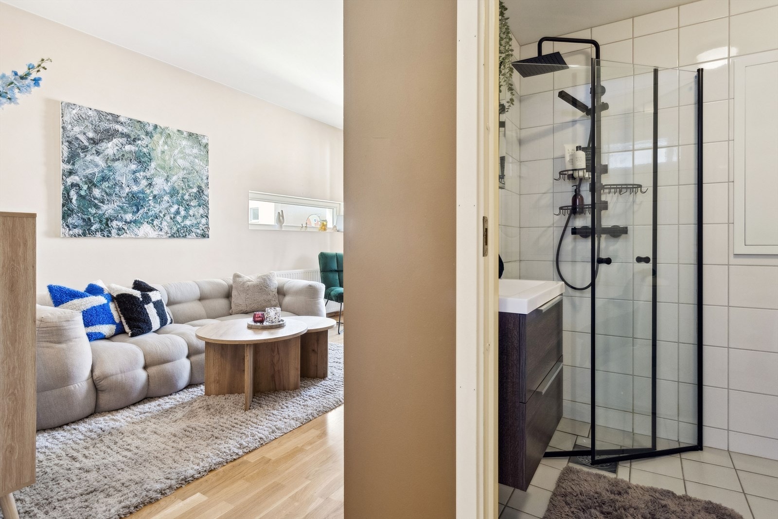 Badet har inngang fra entré og har flis på gulv og vegg. Galleribilde