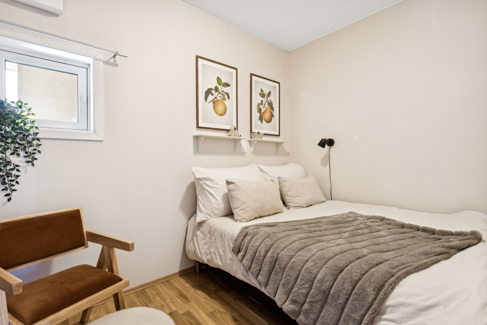 Soverommet er malt i nøytale farger på vegg og i himling og har plass til dobbelseng. Galleribilde