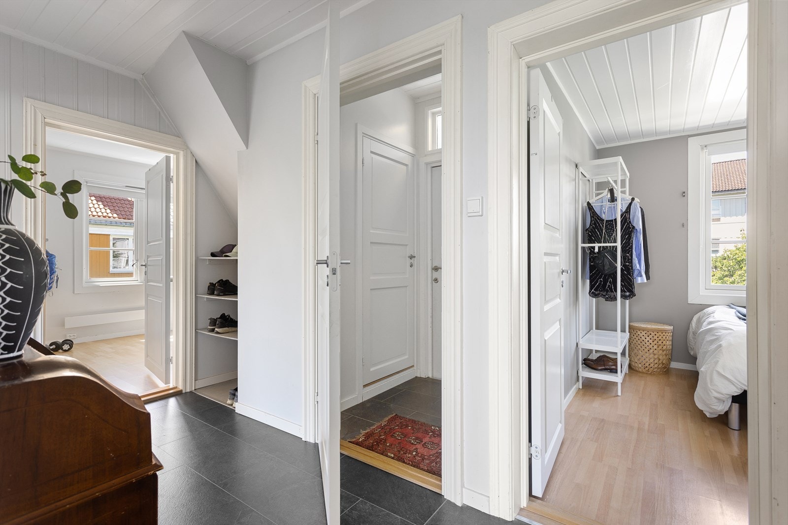 I samme etasje finnes også to romslige soverom. Galleribilde