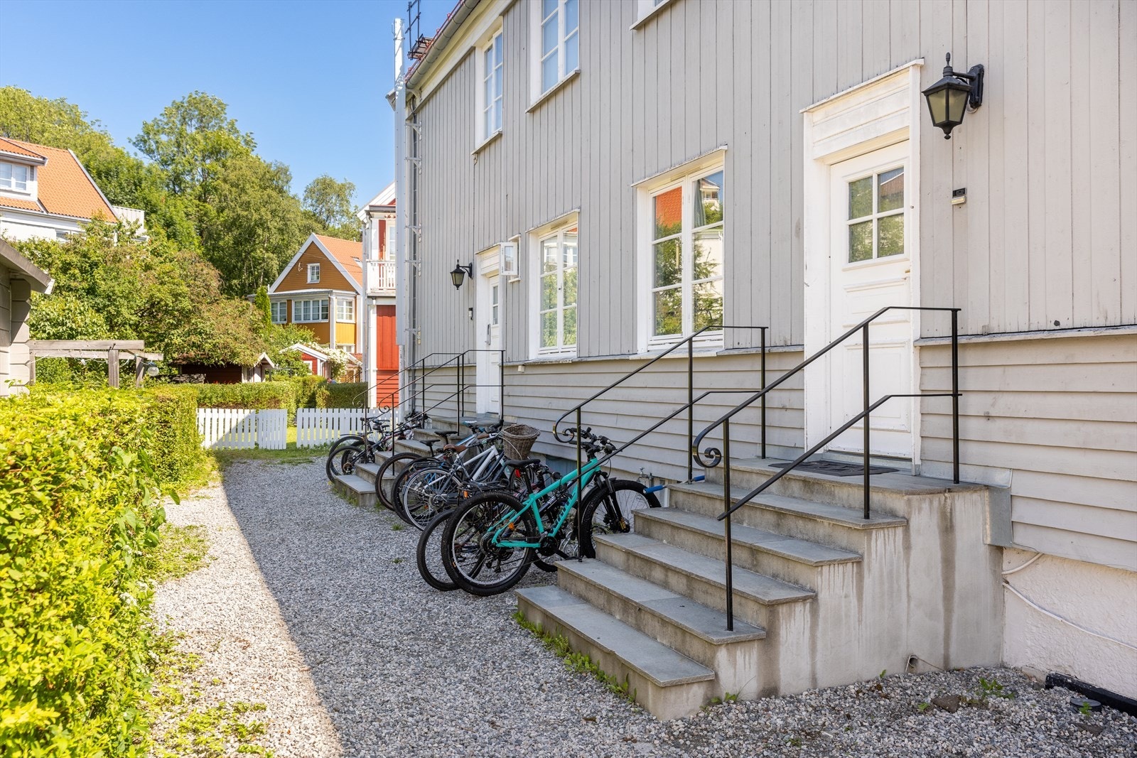 Hyggelig og pent opparbeidet inngangsparti med sykkelparkering. Galleribilde