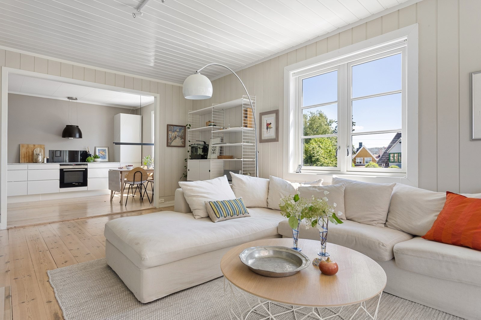 Stuen er malt i en lys og fin fargetone som er fint kombinert med hvitmalte karmer, lister og himling. I tillegg er det tregulv og en behagelig takhøyde på 2,55 meter. Galleribilde