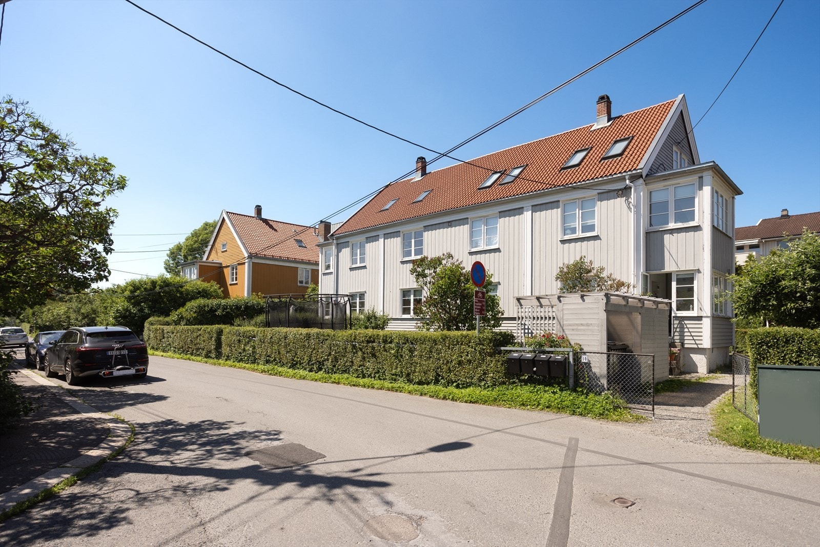 Boligen ligger barnevennlig og rolig til i et hyggelig nabolag med nærhet til både skoler og barnehagetilbud, offentlig kommunikasjon og en rekke servicetilbud. Galleribilde
