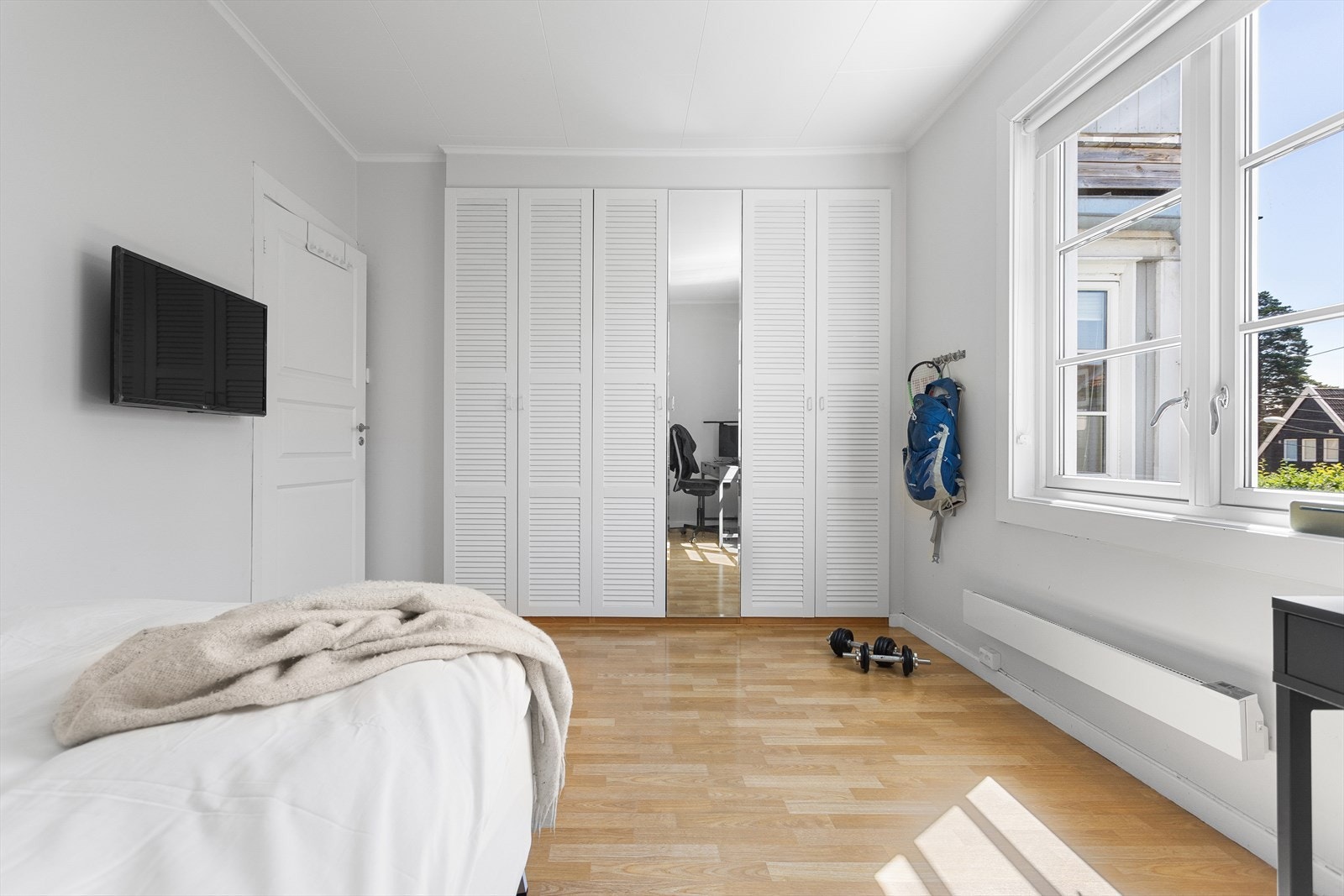 Soverom med god plass til seng, garderobe og øvrig innredning. Galleribilde