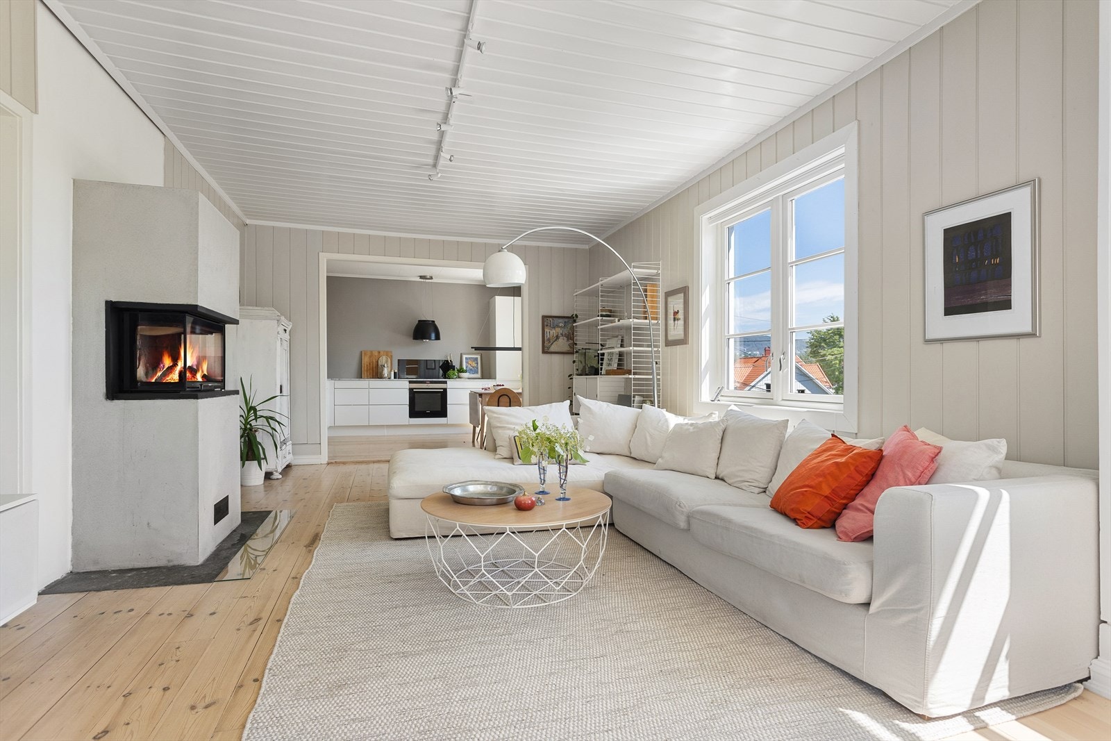 Stuen har en lun og stemningsfull peisovn som er en ypperlig varmekilde på kaldere dager. Galleribilde