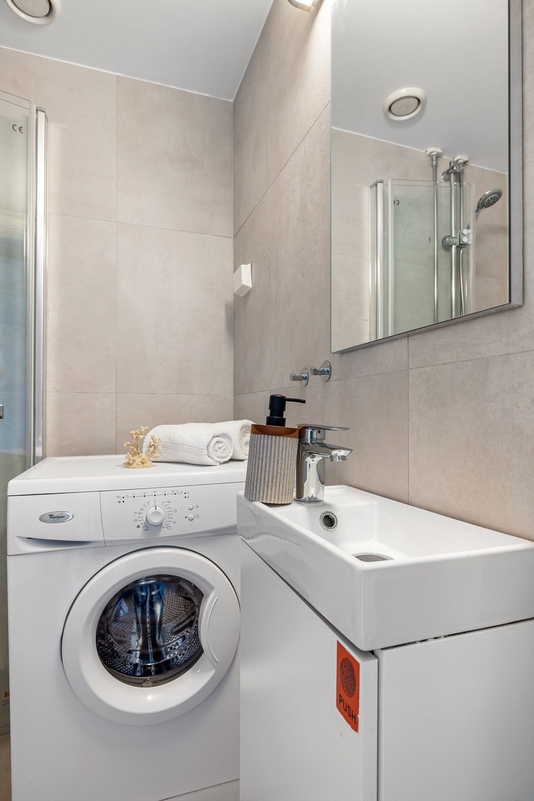 Badet har opplegg for vaskemaskin. Galleribilde
