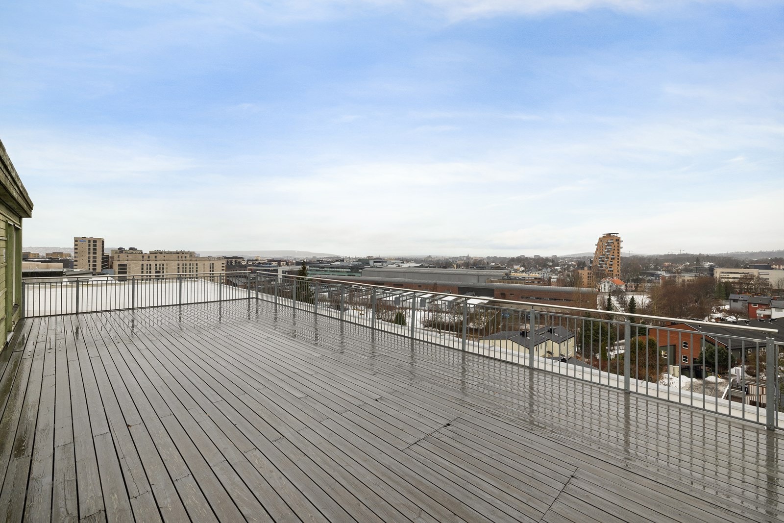 Stor, felles takterrasse med heisadkomst. Galleribilde