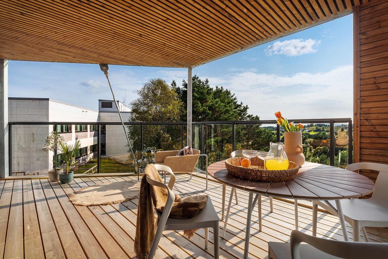 Det gamle bygget i bakgrunnen vil bli erstattet av et mer moderne boligbygg på 3 etasjer pluss innredet underetasje. Galleribilde