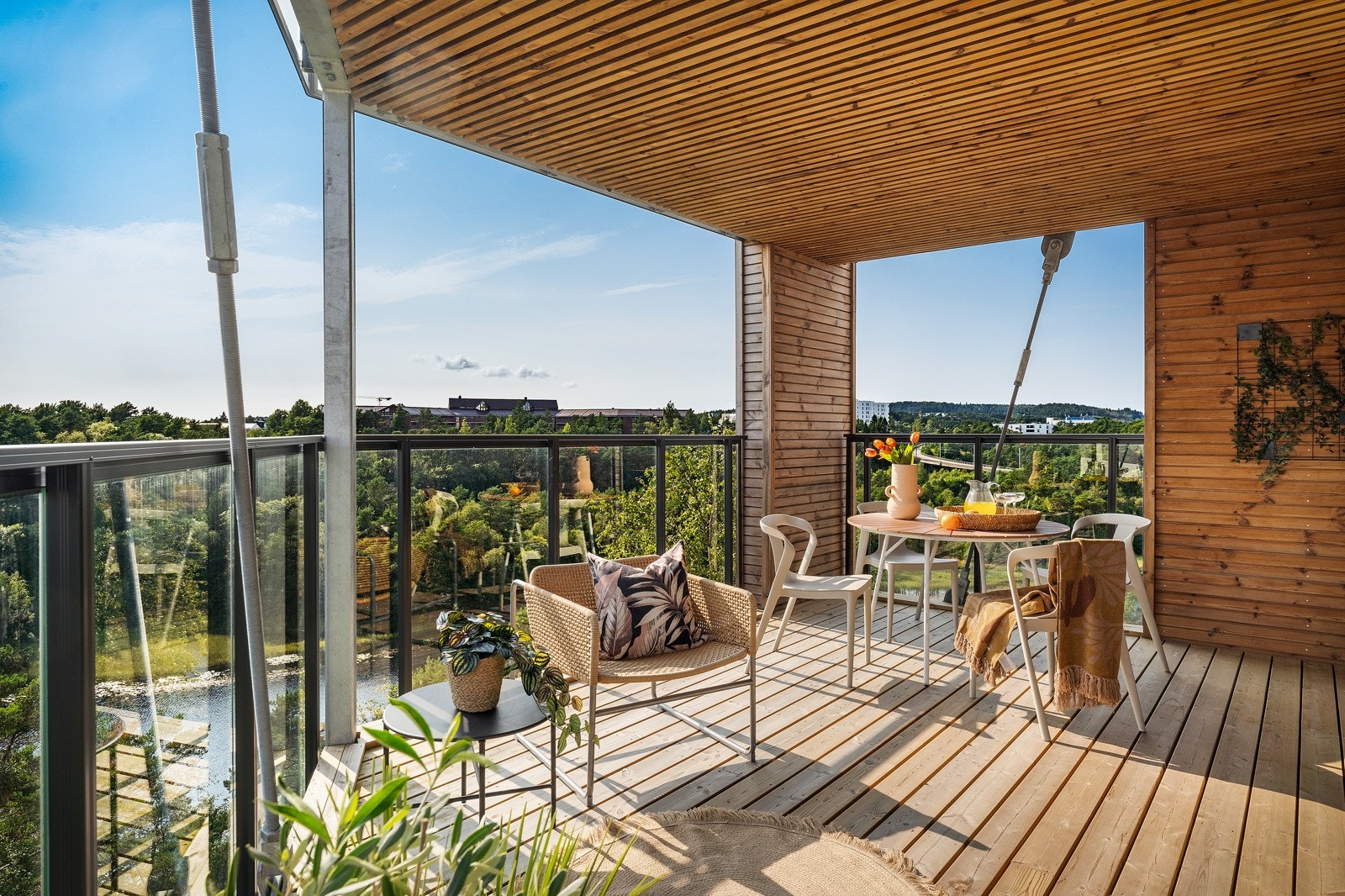 Sør- og vestvendt altan sikrer sol hele dagen og til sent på kveld om sommeren. Galleribilde