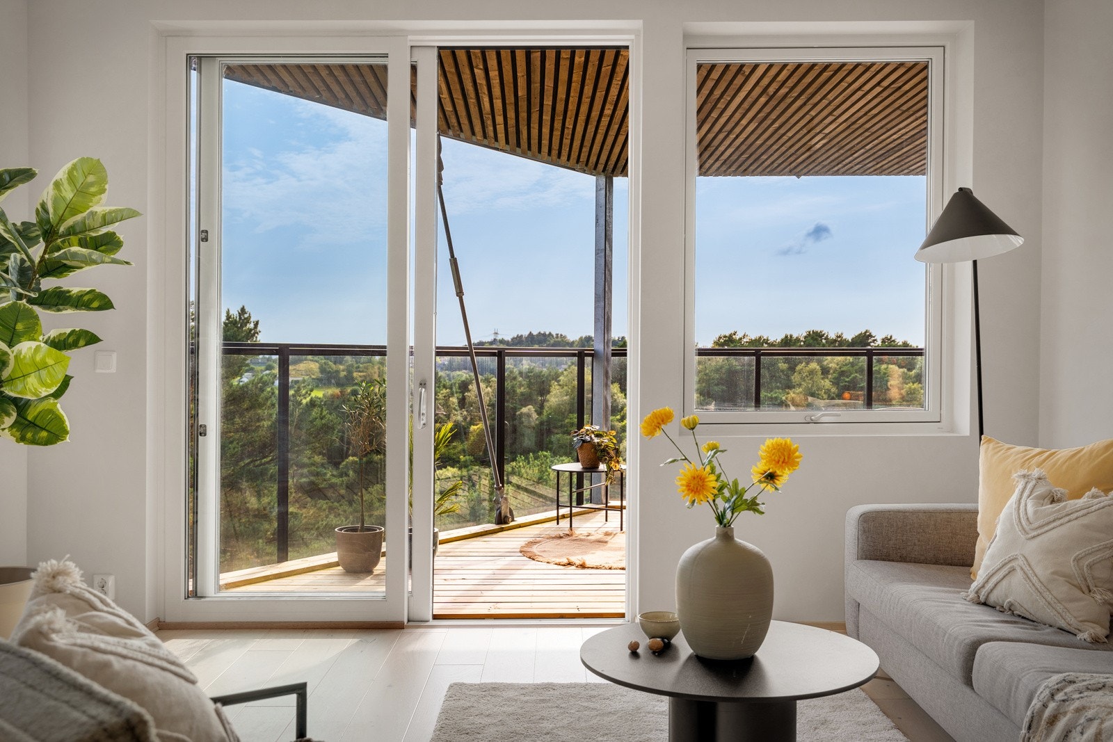 Store vinduer gir god kontakt mellom inne og ute. Galleribilde