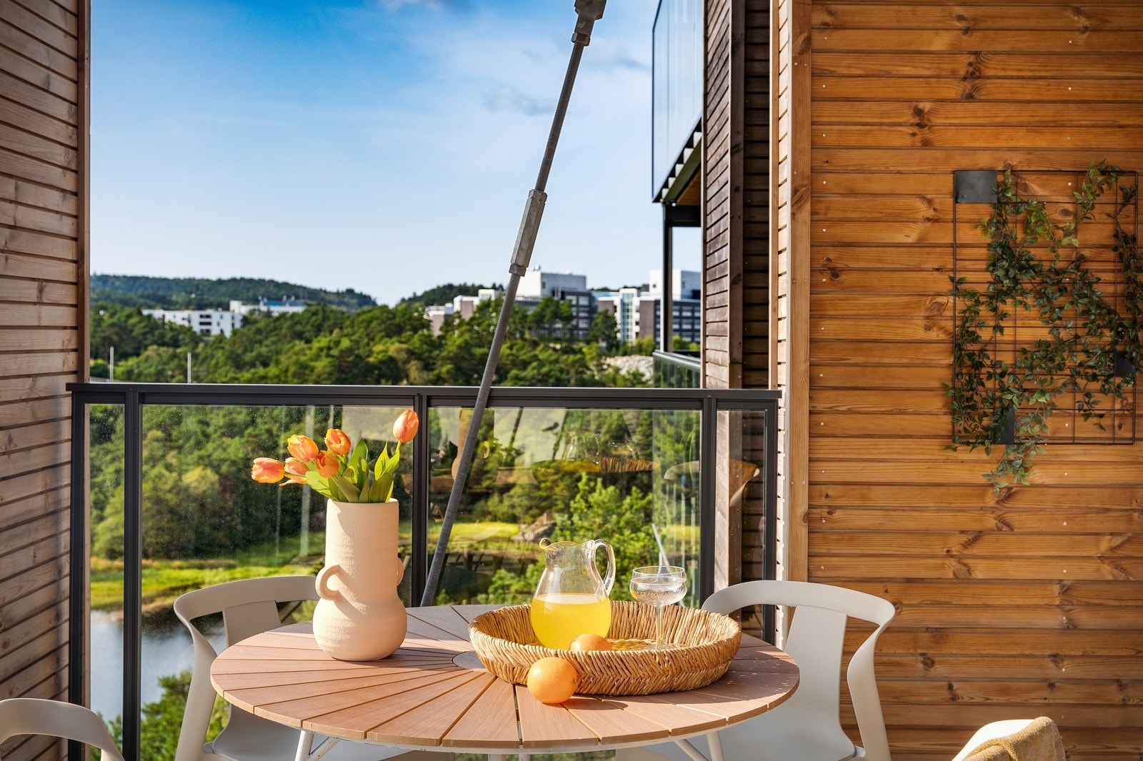 Med overbygd altan kan faktisk store deler av sommeren nytes utendørs. Galleribilde