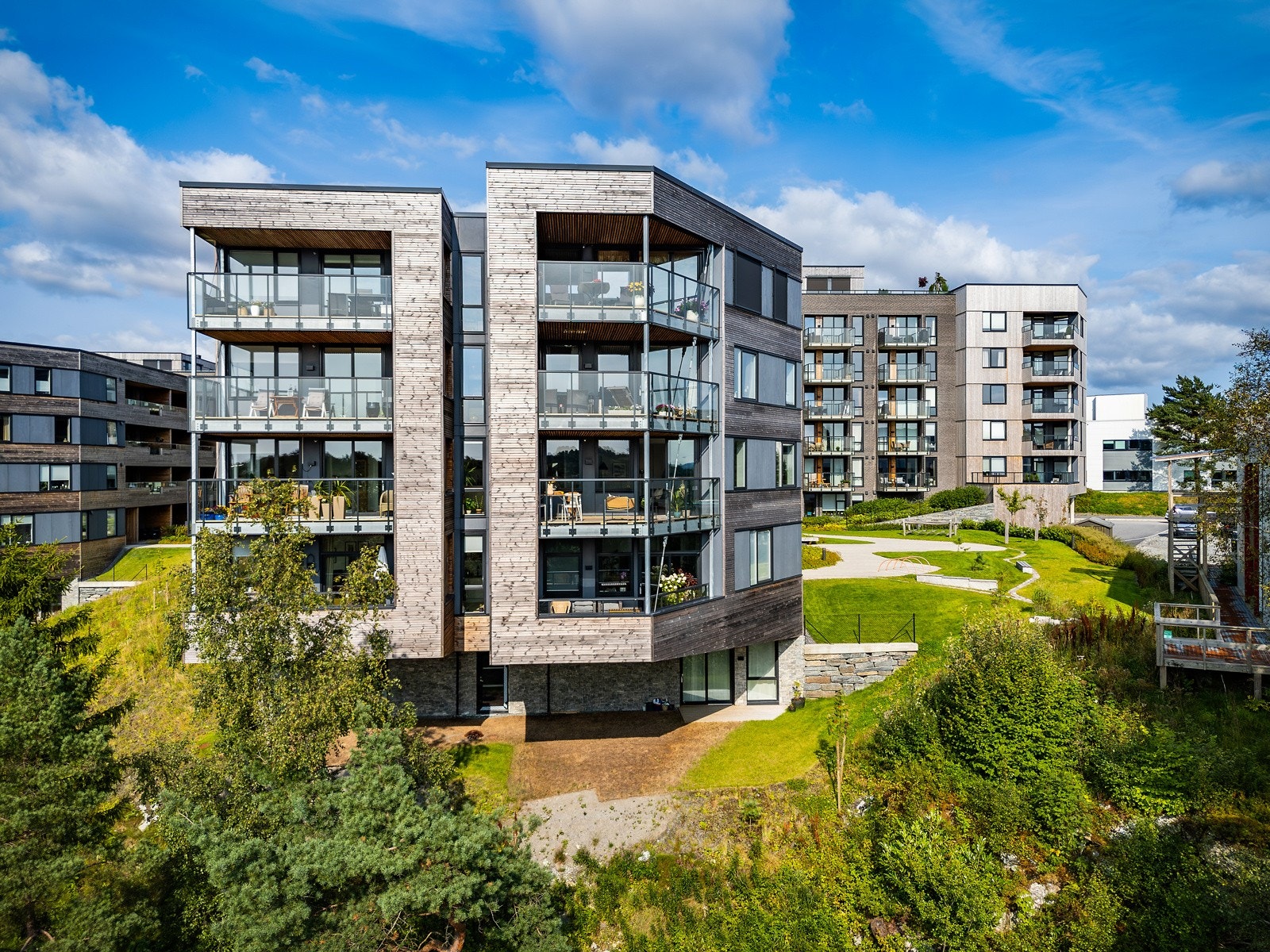 Stilsikkert bygg beliggende med utsikt over flott friområde. Galleribilde