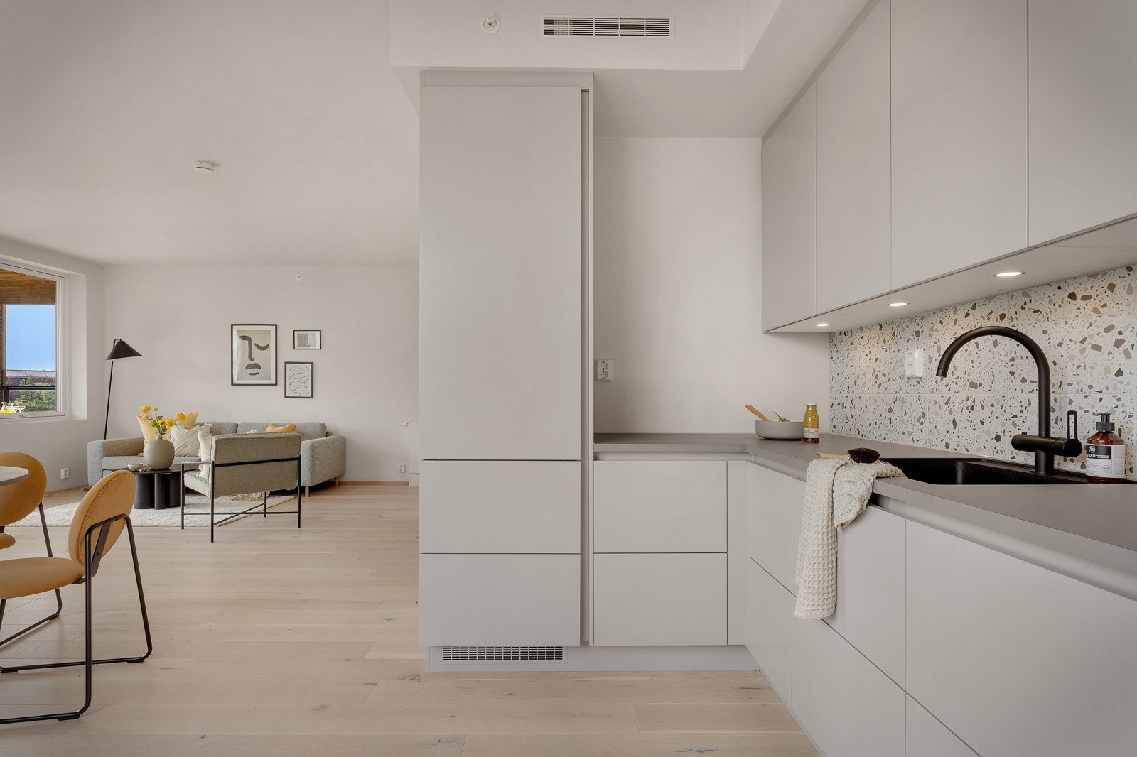 Nydelig kjøkken med integrert kjøleskap. Galleribilde