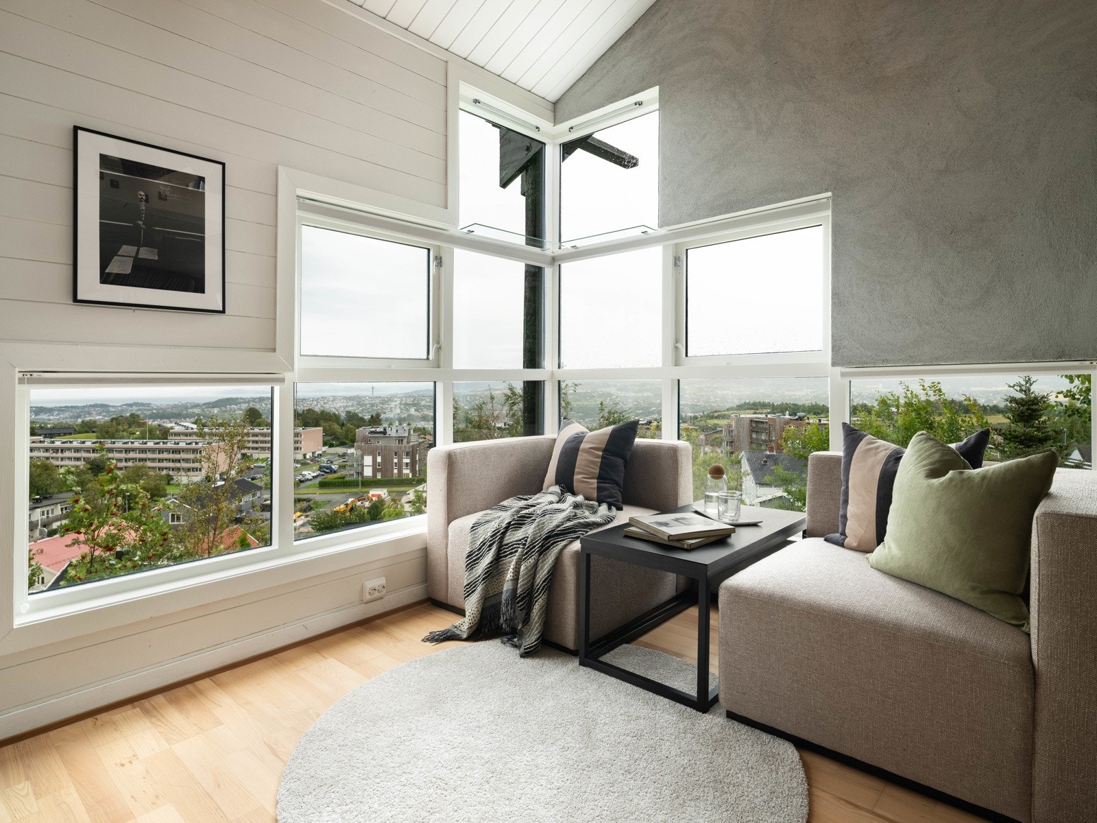 Store vindusflater sørger for godt naturlig lysinnslipp. Galleribilde