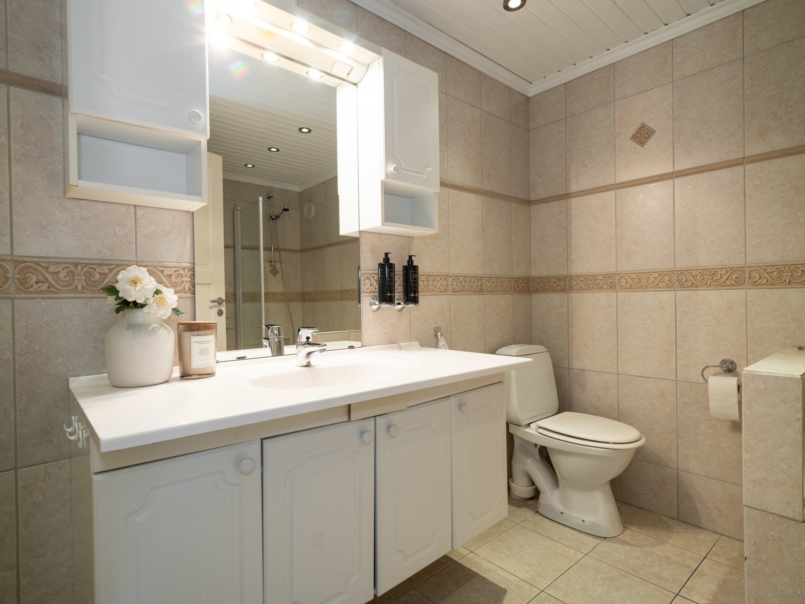 Badet i underetasjen ligger like ved soverommene og er fullt innredet med kombinert dusj og badekar. Galleribilde