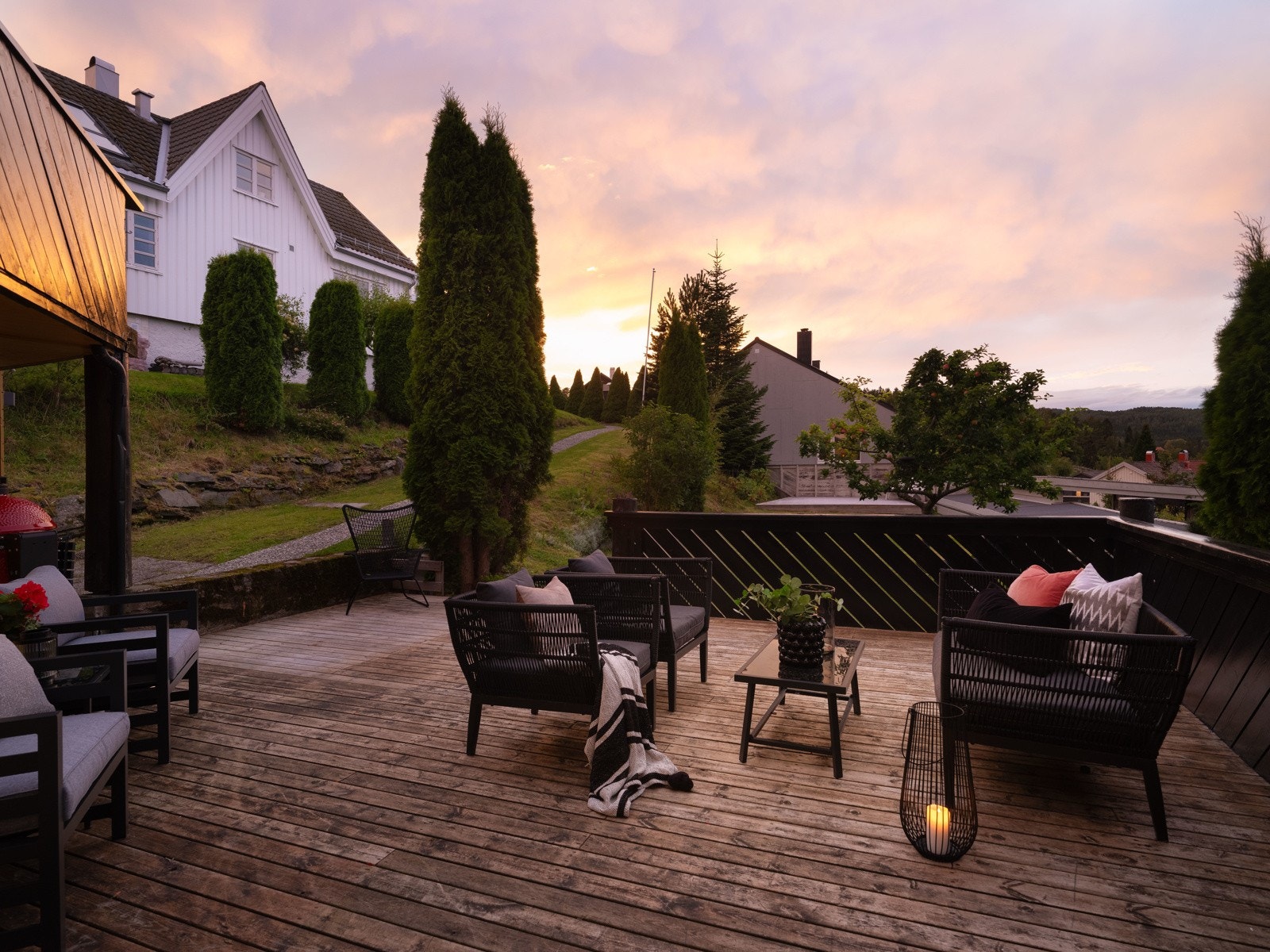 Terrasse foran huset på ca. 30 kvm. Galleribilde