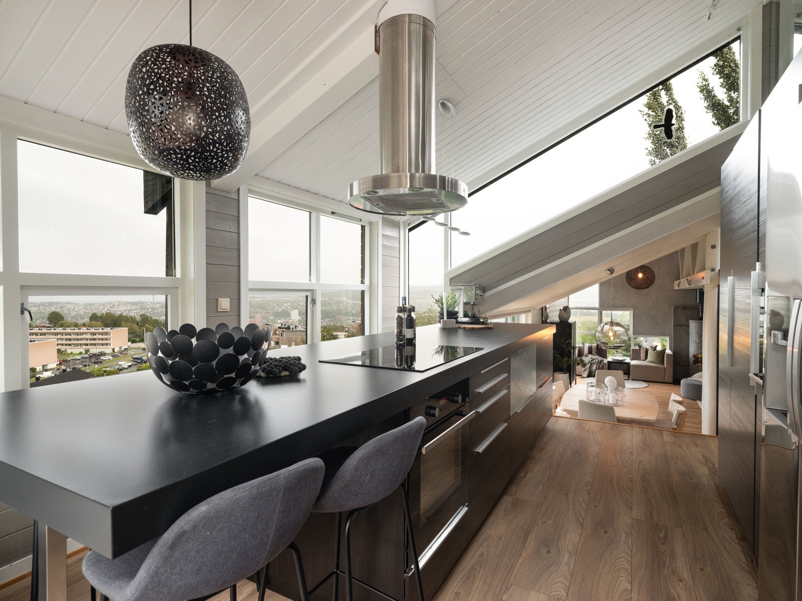 Kjøkkenøyen sørger for godt med arbeids- og oppbevaringsplass, samtidig som det fungerer som spisebord ved kjappe måltider. Galleribilde