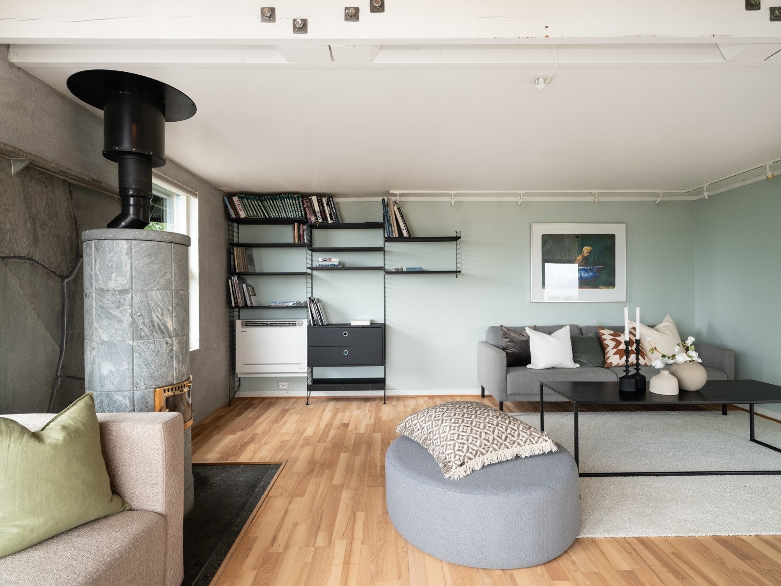 Stuen er innredet med vedovn som gir ekstra hygge på mørke kvelder. Galleribilde