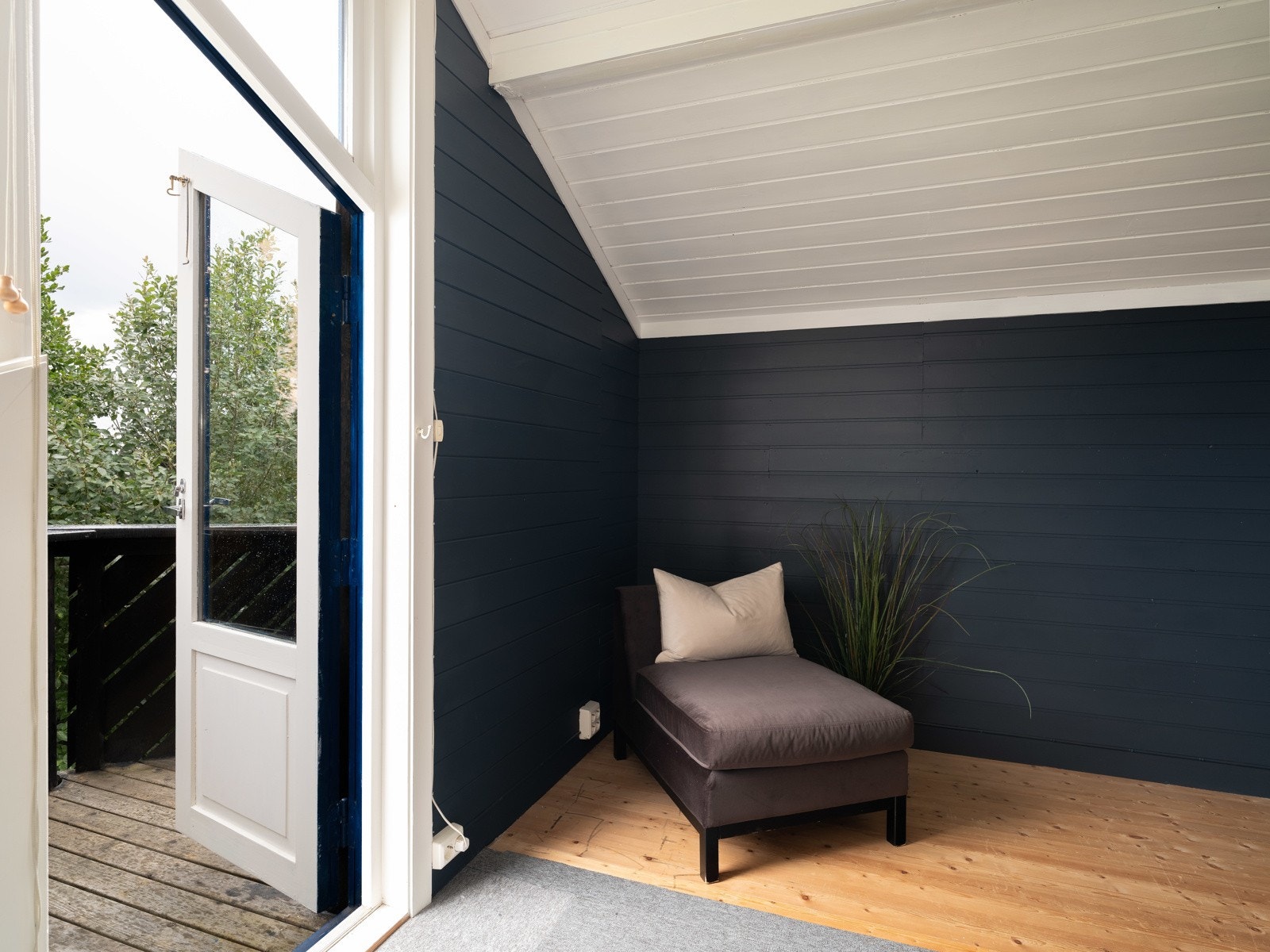 Rommet har en liten huk som passer perfekt for medie- eller oppbevaringsmøblement. Galleribilde