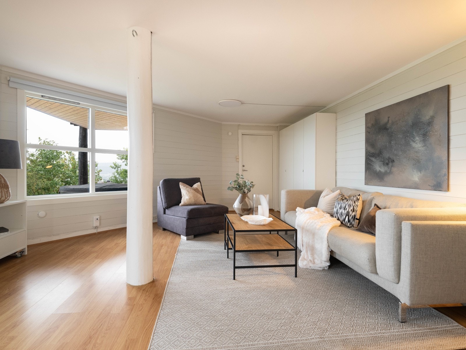 I underetasjen har man en stor kjellerstue med utgang til to egne markterrasser på bakkeplan. Galleribilde