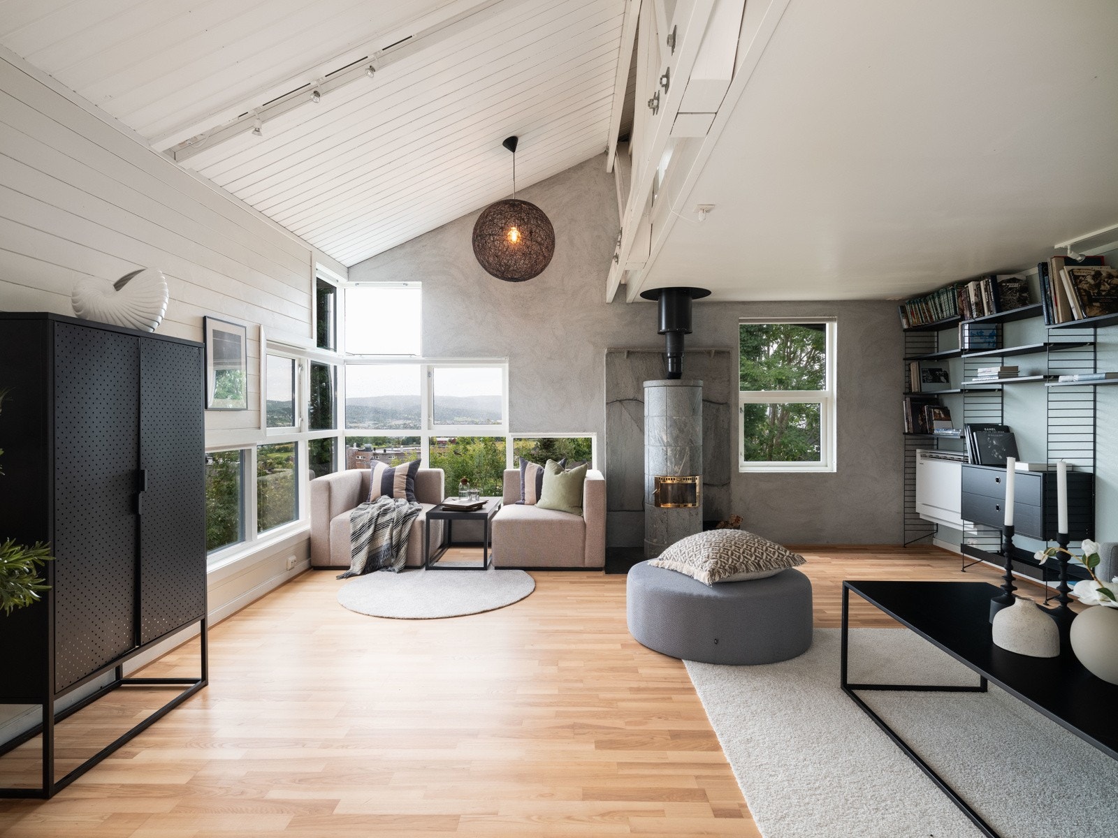 Lys og luftig stue med god himlingshøyde. Galleribilde