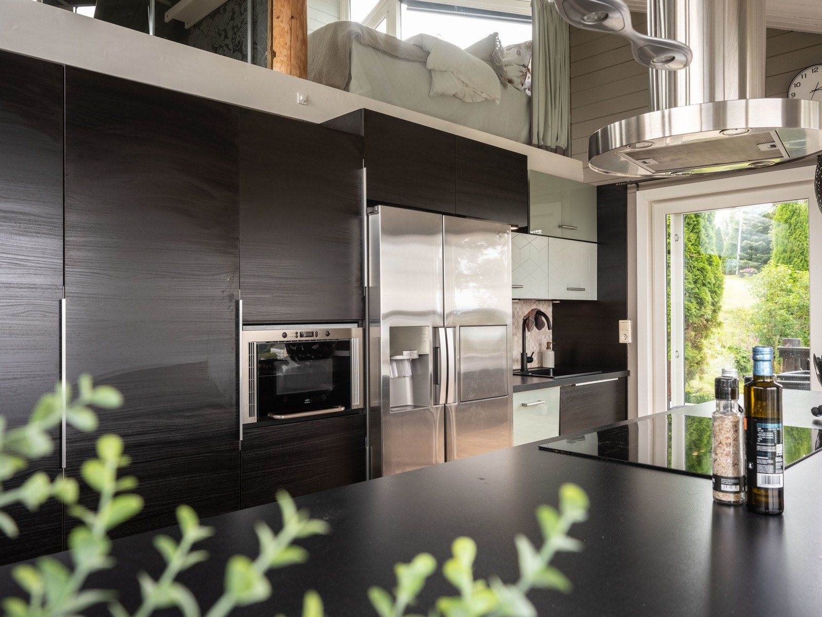 Kjøkkenet er utstyrt med integrerte hvitevarer som medfølger i handelen. Galleribilde