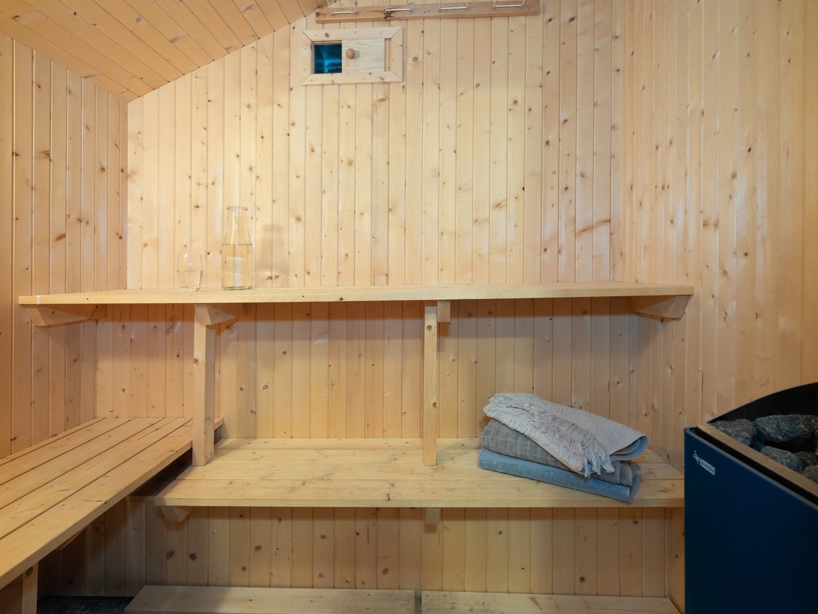 På motsatt side av svalgangen finner vi flere boder, hobbyrom og en egen badstu i første etasje. Galleribilde