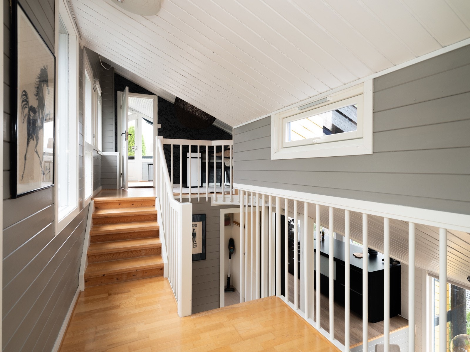 Trappen ved inngangspartiet tar deg opp til boligens øverste plan. Galleribilde
