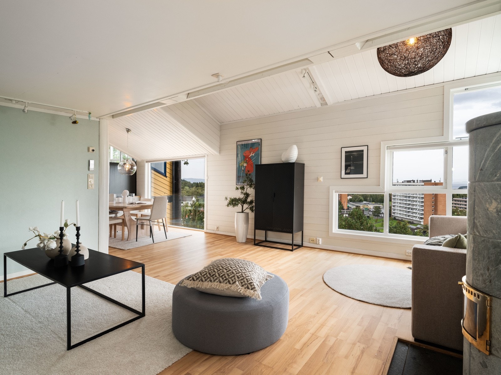 Stuen og inngangspartiet/spisestuen har et samlet areal på hele 40,7 kvm. Galleribilde