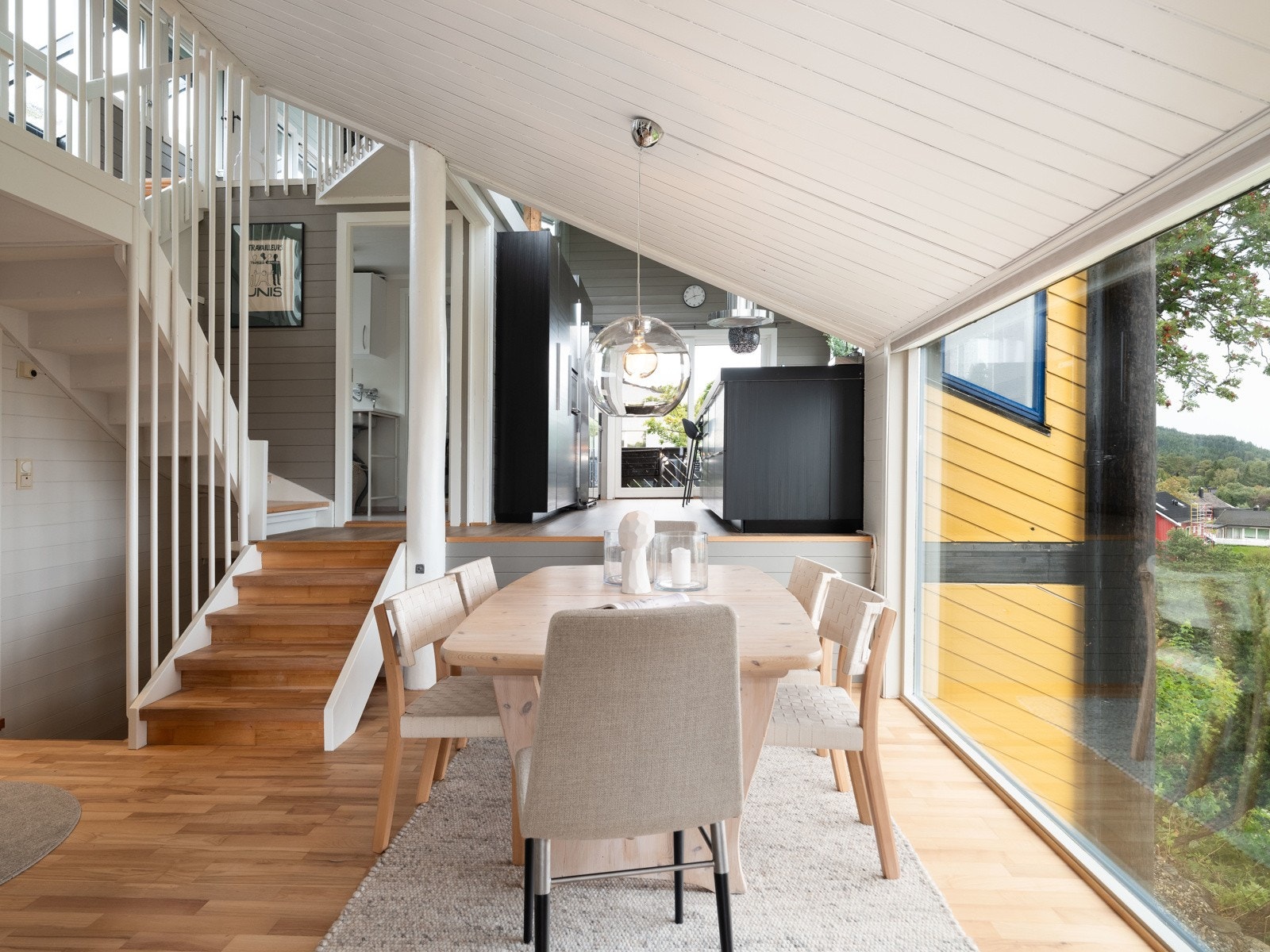 I spisestuen kan man enkelt servere 8-10 middagsgjester. Galleribilde