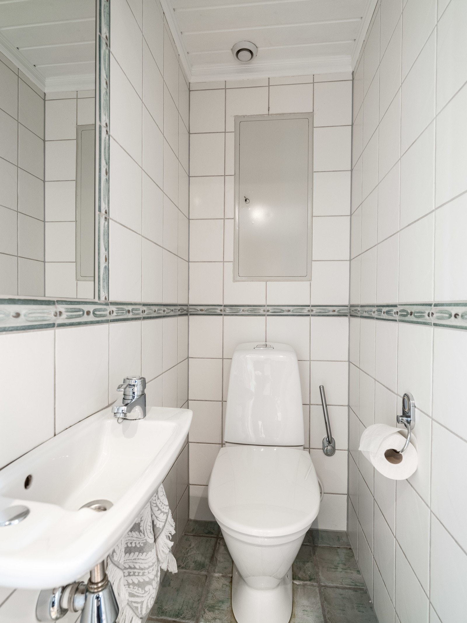 Praktisk toalettrom med egen vask i første etasje. Galleribilde