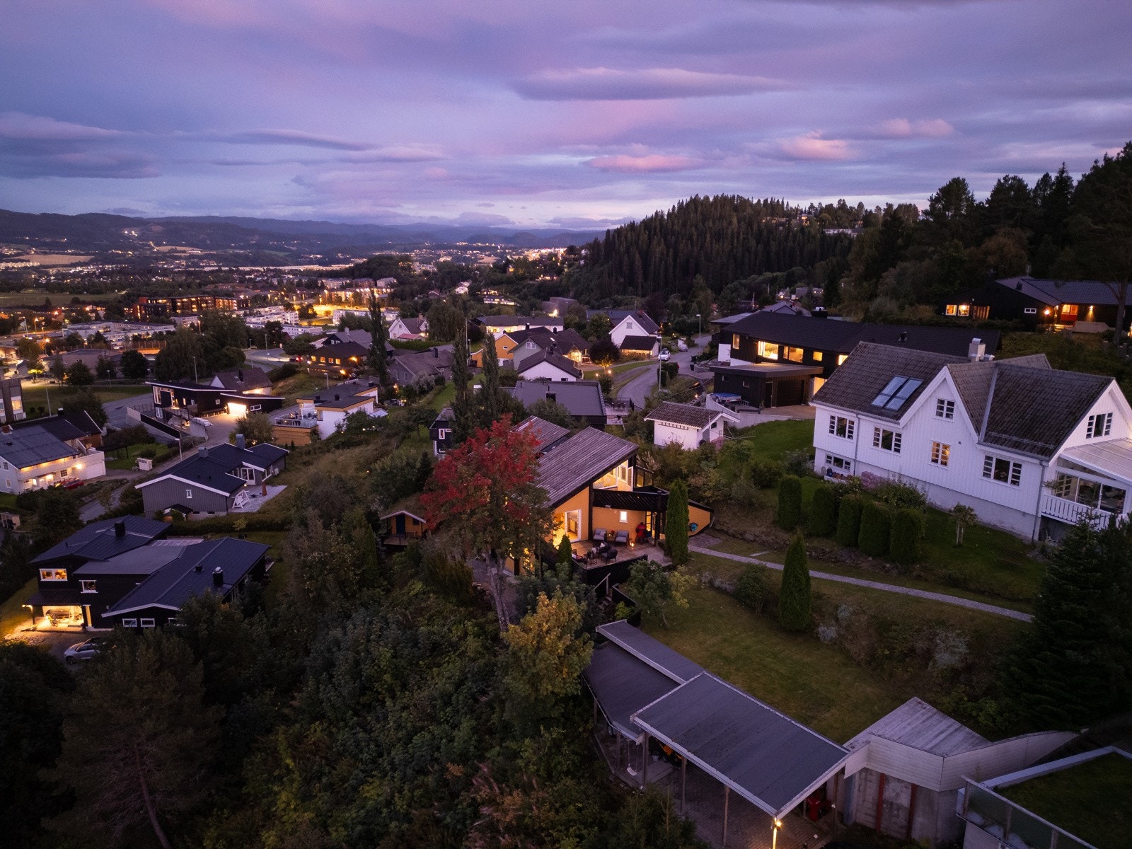 Tomten måler 726 kvm og har flere pene uteområder rundt huset. Galleribilde