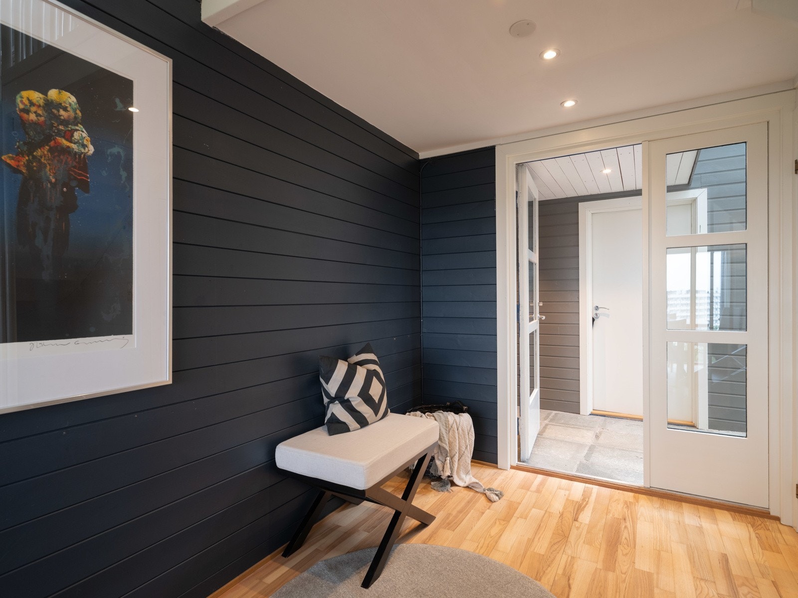 Inn inngangsdøren har man god plass til ønsket oppbevaringsmøblement. Galleribilde