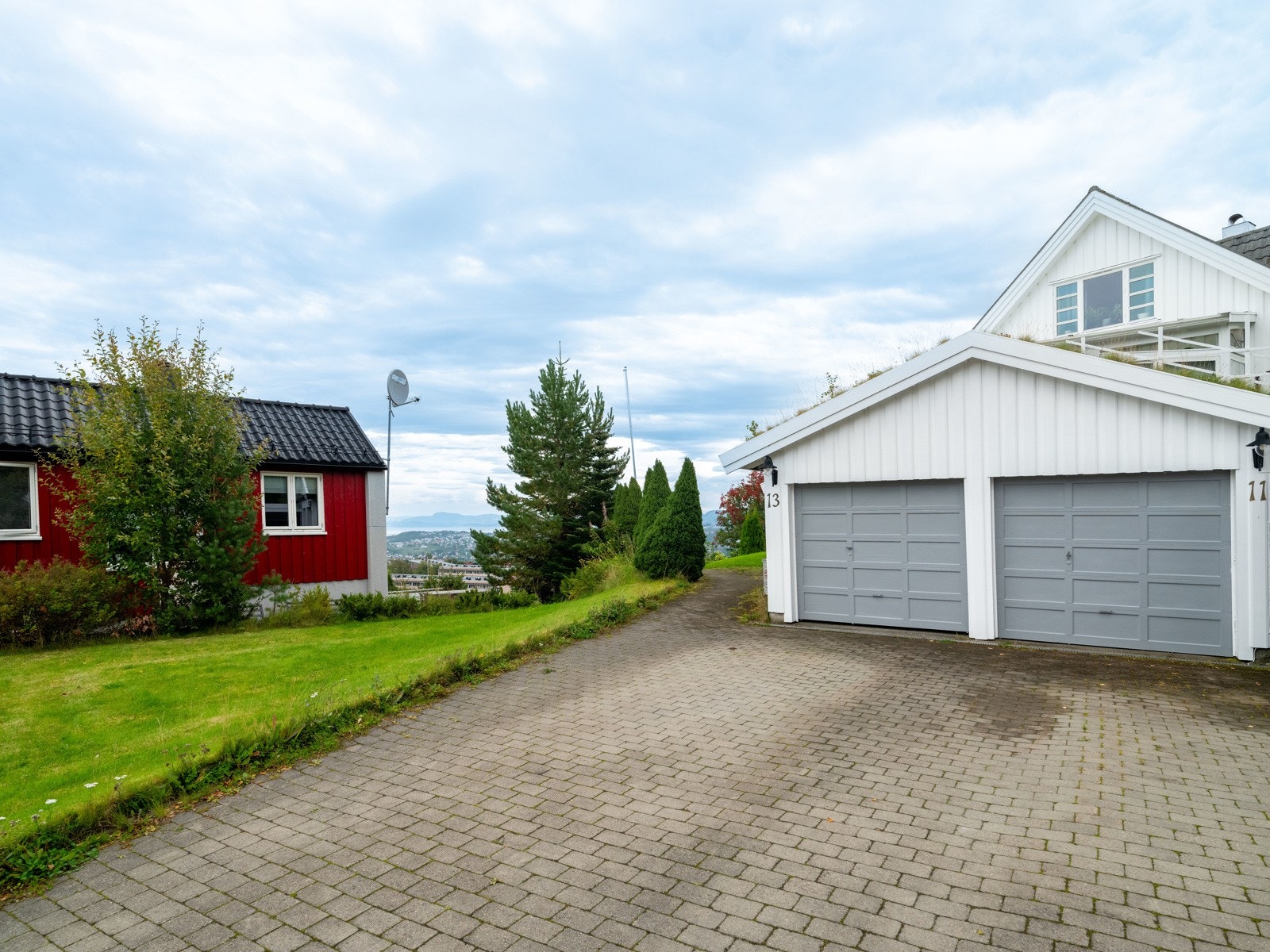 Boligen deler garasje og gjesteparkeringsplasser med naboeiendommen. Galleribilde