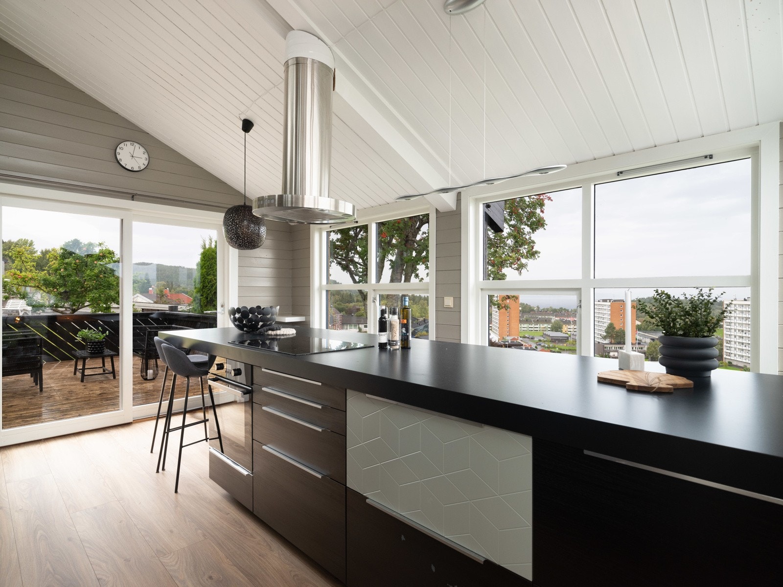 Moderne kjøkken med stor praktisk kjøkkenøy. Galleribilde