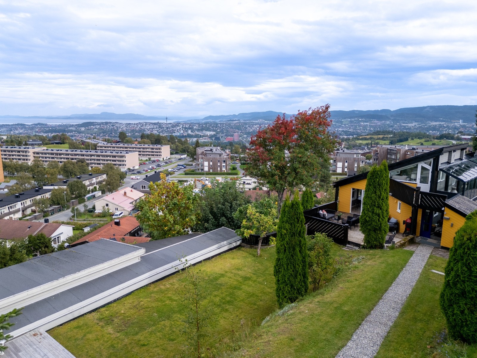 Boligen ligger fint skjermet fra gaten og trafikkstøy med egen gangsti fra parkeringsplassen. Galleribilde