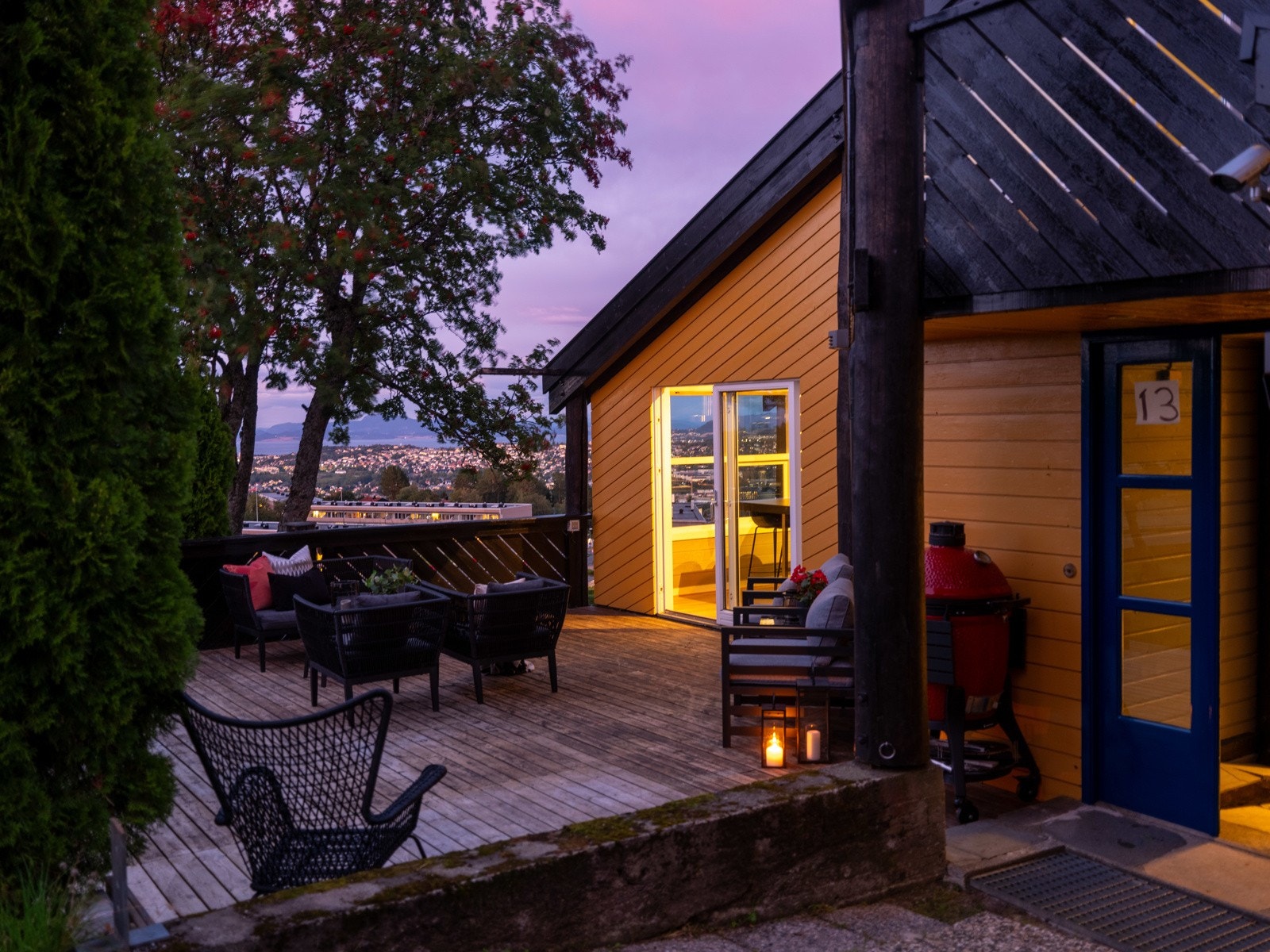 Terrassen har inngang til kjøkkenet, og like til høyre finner vi hovedinngangen til boligen. Galleribilde