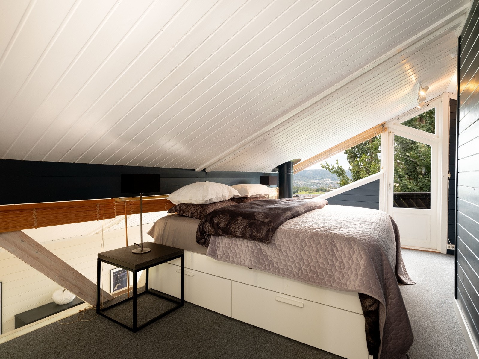 I motsatt ende av huset finner vi soverom/oppholdsrom nummer to. Galleribilde