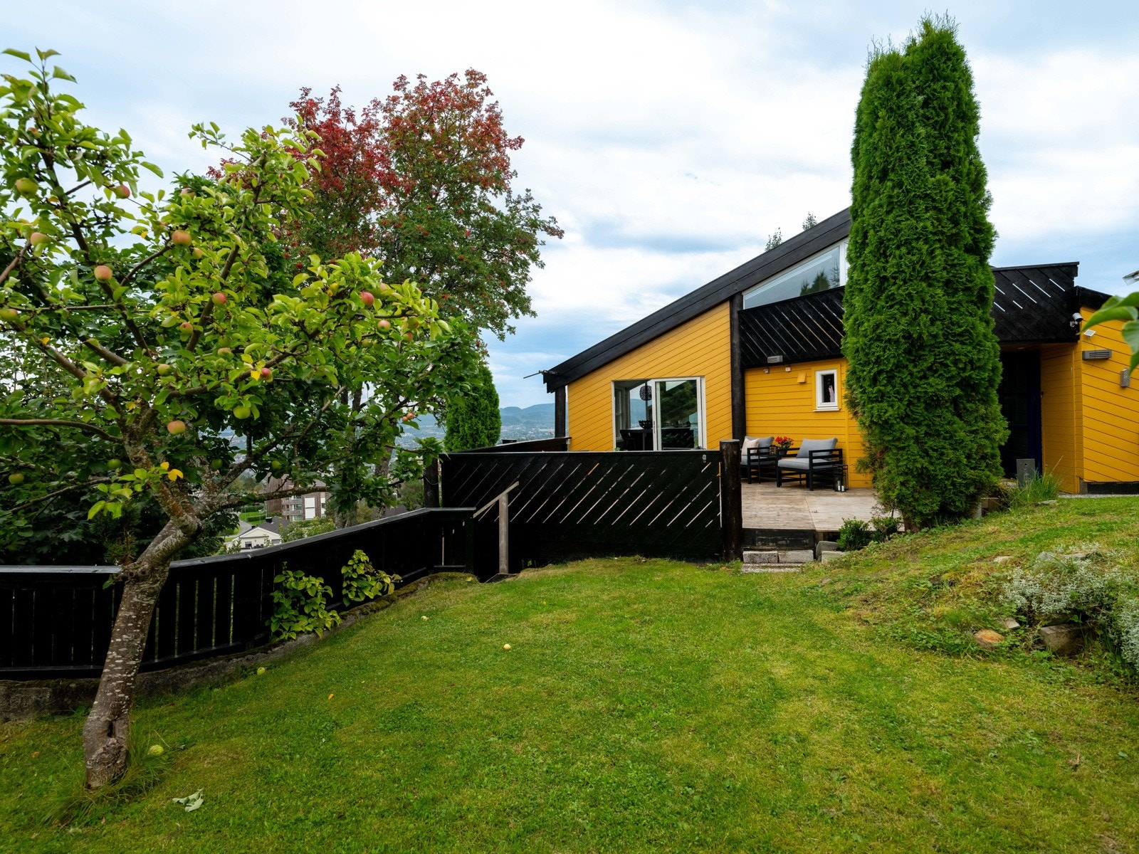 Eiendommen har flotte uteområder med god plass til ulike uteaktiviteter. Galleribilde