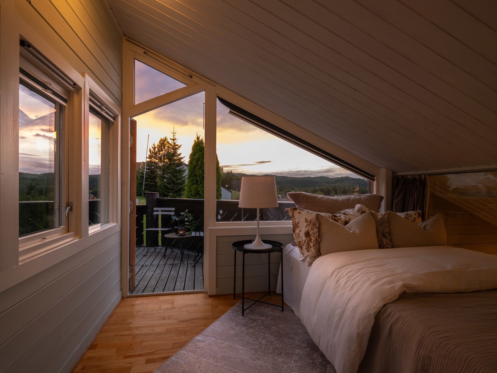 Soverom nummer én i toppetasjen har utgang til egen balkong på 8 kvm mot nordvest der man kan nyte kveldssolen. Galleribilde