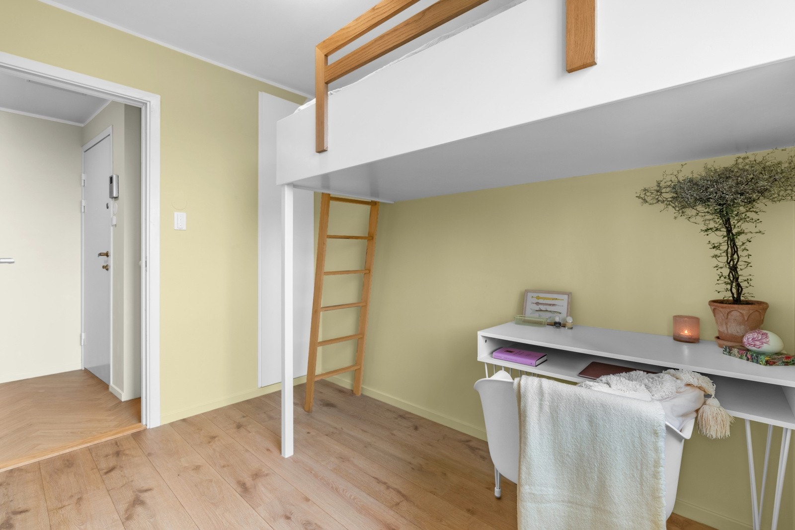 Soverommet har et integrert skap og en plassbygd sengeløsning i høyden, under senga passer det fint å innrede med sofa eller kontorkrok. Galleribilde