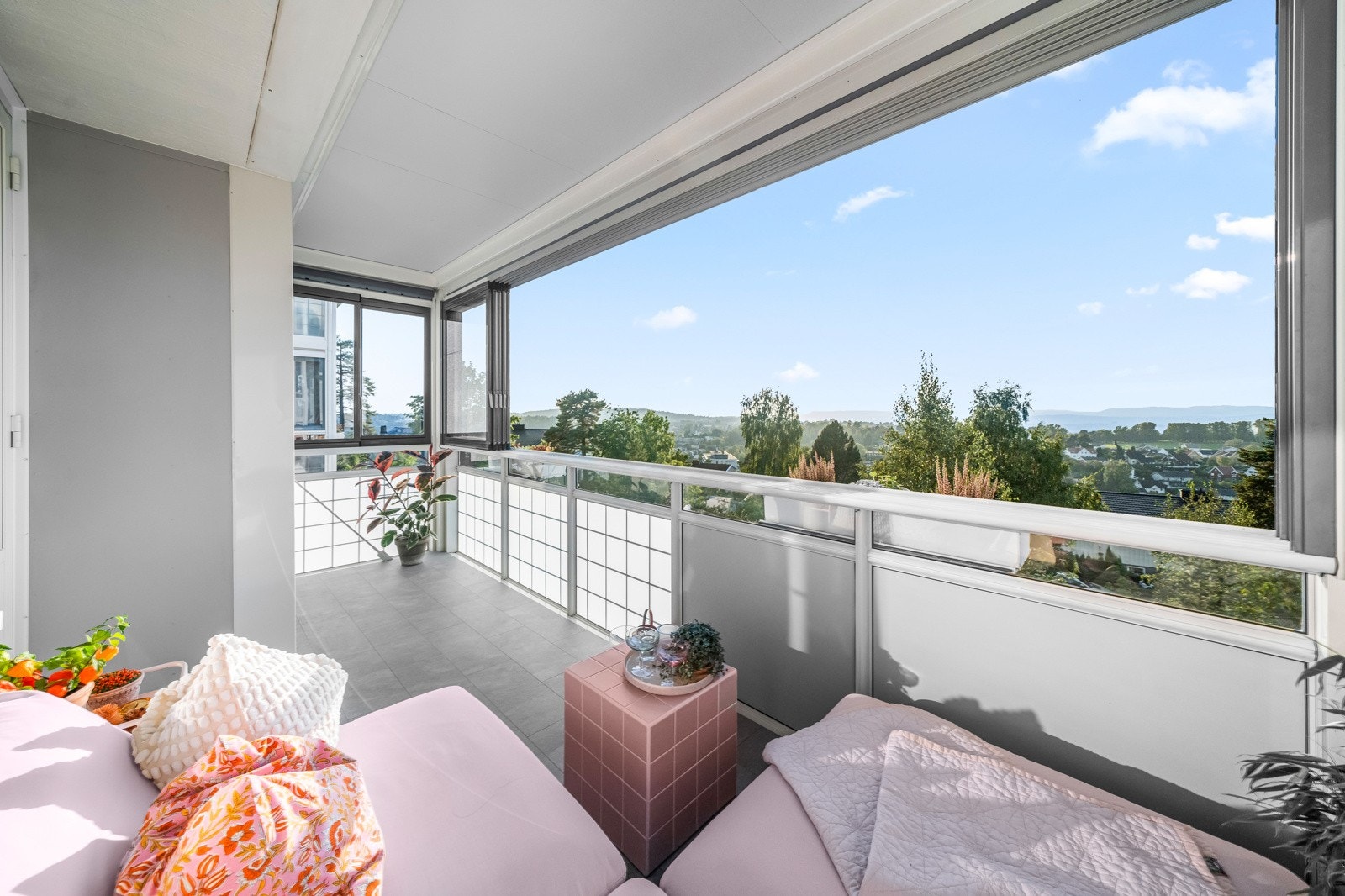 Innglassingen kan skyves til side slik at solen og sommeren slipper helt inn. Galleribilde